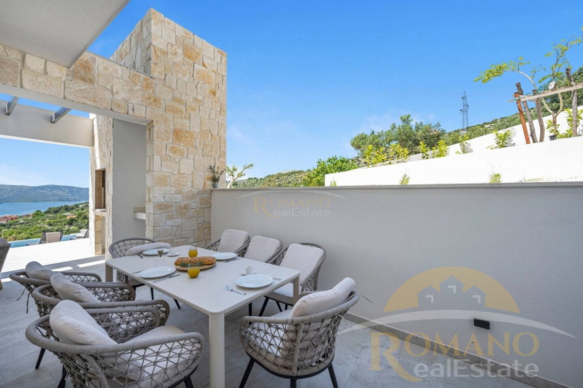 Moderna dvojna vila z infinity bazenom in panoramskim razgledom – Seget Gornji